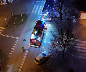 Pożar w Pruszkowie. Spłonęło mieszkanie, jedna osoba w szpitalu