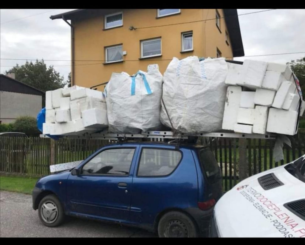 Absurdalny widok na trasie S1. Małe seicento z potężnym ładunkiem na dachu, dwa razy większym od auta [ZDJĘCIA]