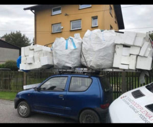 Absurdalny widok na trasie S1. Małe seicento z potężnym ładunkiem na dachu, dwa razy większym od auta [ZDJĘCIA]