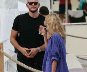 Kurek wyleguje się na plaży po igrzyskach