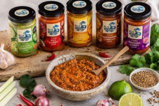Pasta curry podbija polskie kuchnie. Czym właściwie jest, do czego jej używać i czy naprawdę warto mieć ją w lodówce?