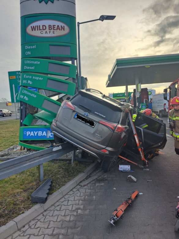 Roztrzaskał auto na stacji benzynowej. Zakleszczonego kierowcę wyciągali strażacy