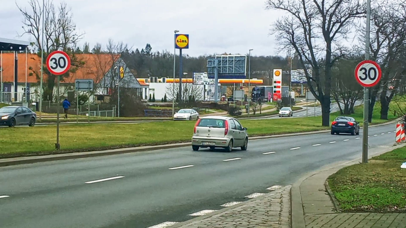 Ulica rozkopana, drzewa wycięte, kierowcy narzekają. Co z nowym dojazdem do sklepu IKEA w Szczecinie?