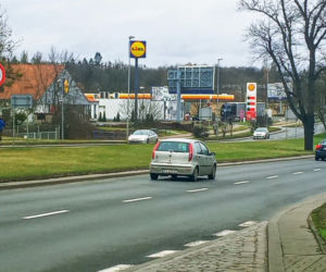 Ulica rozkopana, drzewa wycięte, kierowcy narzekają. Co z nowym dojazdem do sklepu IKEA w Szczecinie?