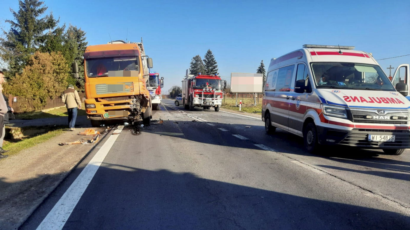 Makabryczny wypadek w Coniewie. Czołowo zderzyła się osobówka z ciężarówką. Nie żyje jedna osoba