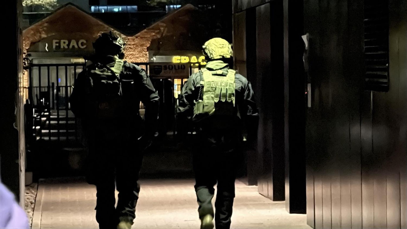 Antyterroryści na Grzybowskiej. Pilna akcja policji, jedna osoba zatrzymana