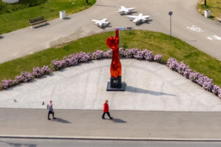 Niby nieprzyjazny placyk nad tunelem, a zrobili tu prawdziwą oazę i postawili złoty kciuk. Bo miasta pokochały współczesne, kosztowne dzieła sztuki