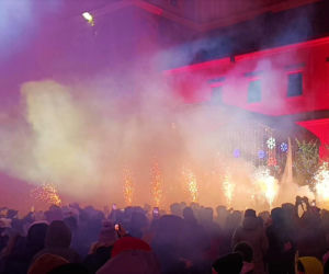 Wielka Orkiestra Świątecznej Pomocy rozgrzała Szczecin! Zwiedzanie, polonez, iluminacje i lasery na Zamku Książąt Pomorskich