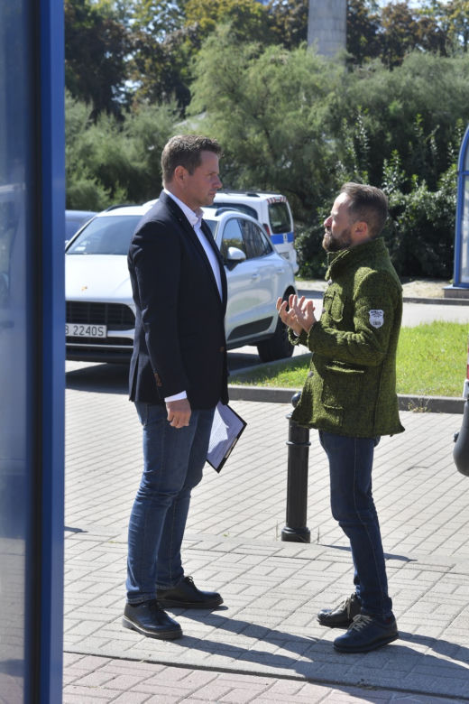 Trzaskowski z łopata w centrum miasta