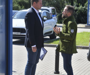 Trzaskowski z łopata w centrum miasta