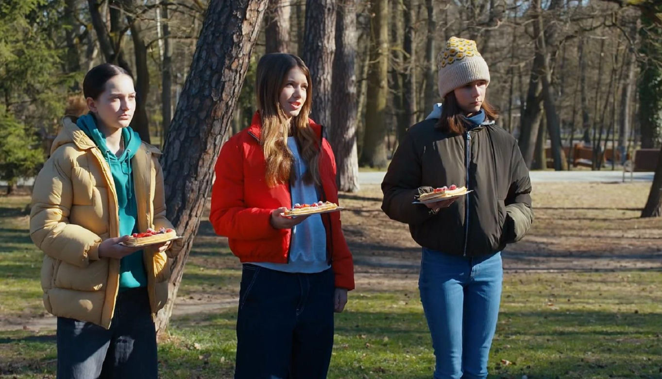 Barwy szczęścia, odc. 3223. koleżanki Emilki - Alina (Iga Czechowicz), Gośka (Natalia Skrzypek), Iga (Laura Zawadka)