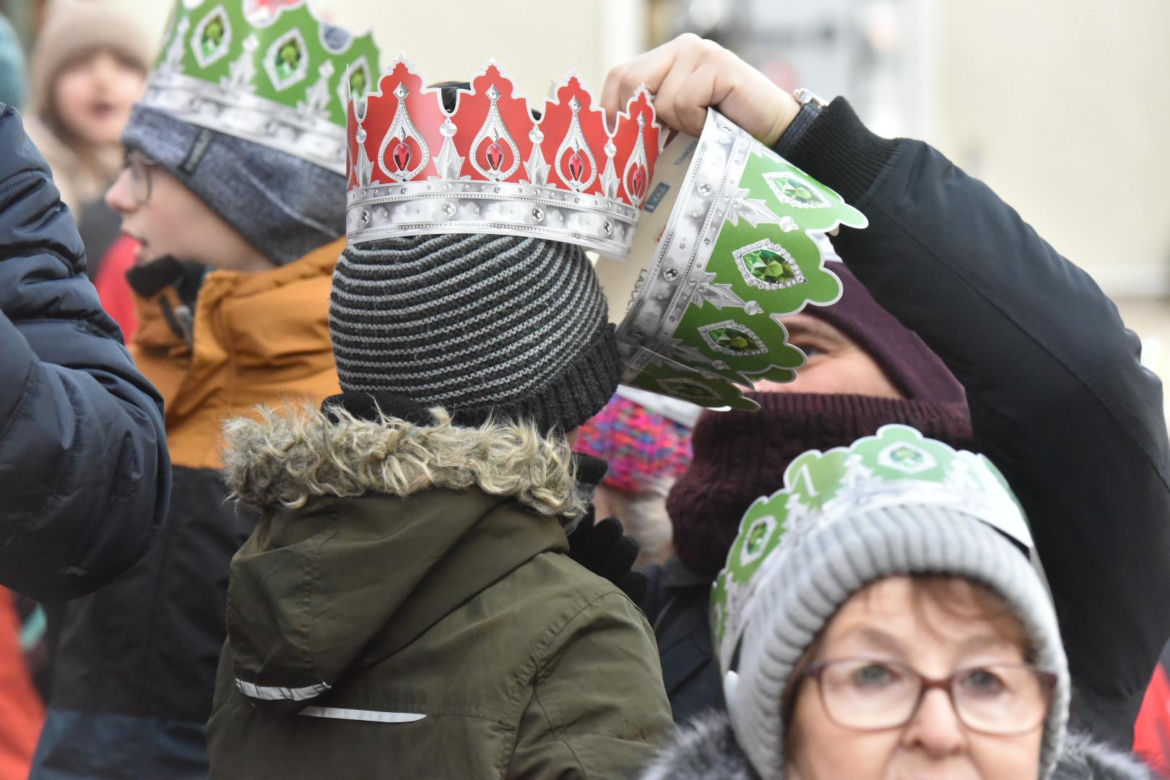 Orszak Trzech Króli 2026 w Toruniu. Zdjęcia z samego serca starówki