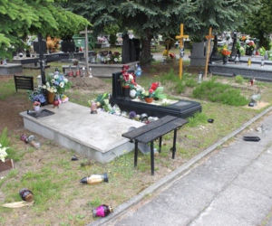 Zniszczony cmentarz w Tarnowie