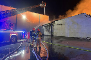 Płomienie widoczne z daleka. Wielki pożar  w Bramkach sparaliżował okolicę