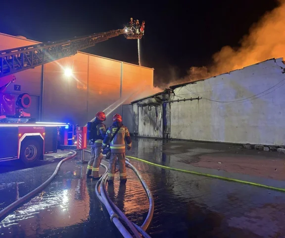 Gigantyczny pożar hal w Bramkach. Ogień strawił 23 tysiące m kw.
