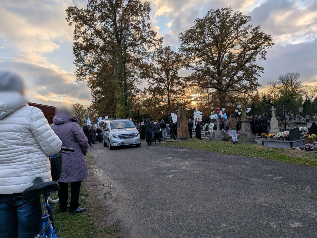 Grób Miecia utonął w białych kwiatach