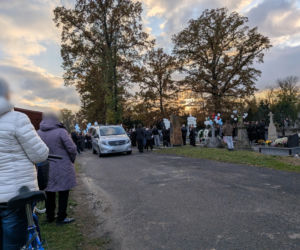 Grób Miecia utonął w białych kwiatach