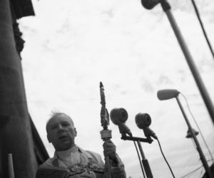 Uroczystość Bożego Ciała w Warszawie celebrowana przez Prymasa Polski kardynała Stefana Wyszyńskiego - 1957 rok