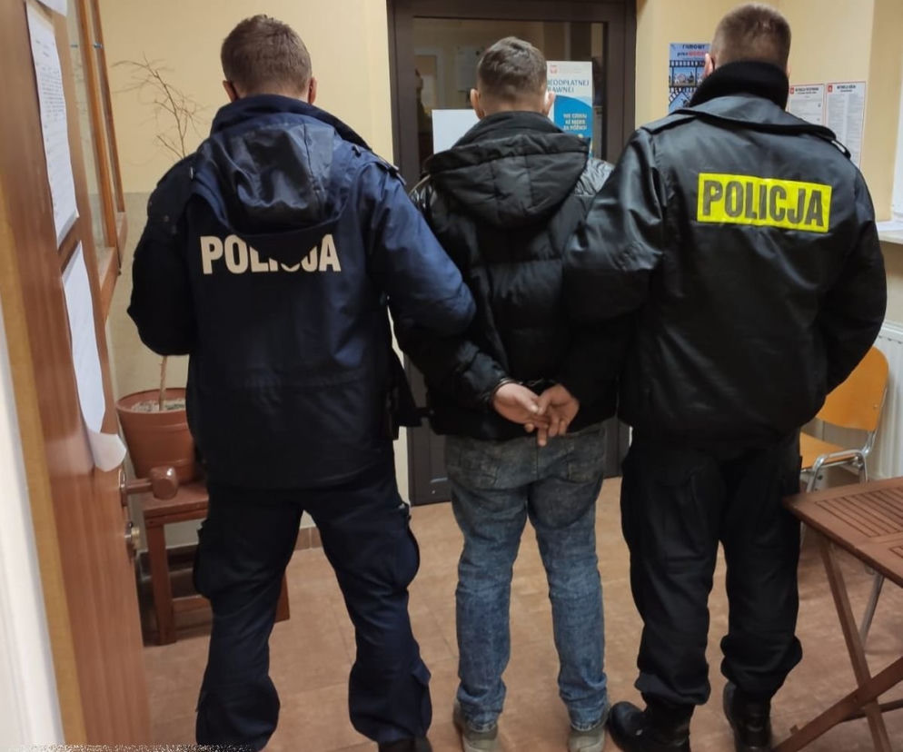 Łódzkie: Był poszukiwany OD ROKU. Policja OKRĄŻYŁA DOM i przeszukała każdy kąt. Ukrył się dobrze, ale niewystarczająco