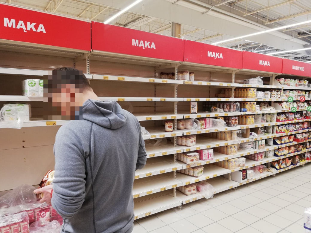 Koronawirus. Bydgoszczanie szturmują sklepy! Z półek znika żywność 