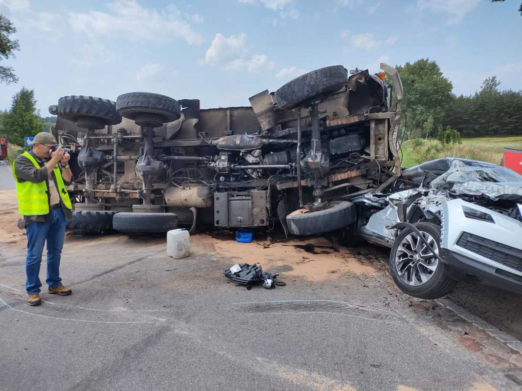 Tragiczny wypadek pod Giżyckiem. W zderzeniu skody z ciężarówką zginęła 66-latka [ZDJĘCIA]