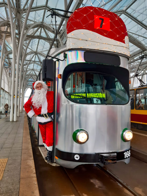 Mikołajkowy tramwaj na ulicach Łodzi