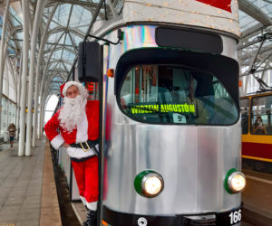 Mikołajkowy tramwaj na ulicach Łodzi