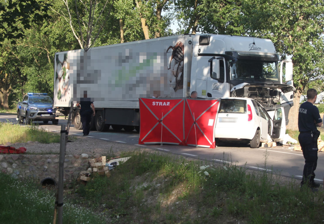 Potworny wypadek pod Siedlcami. 69-latka zmiażdżona przez tira. Wcześniej sprzedawała truskawki