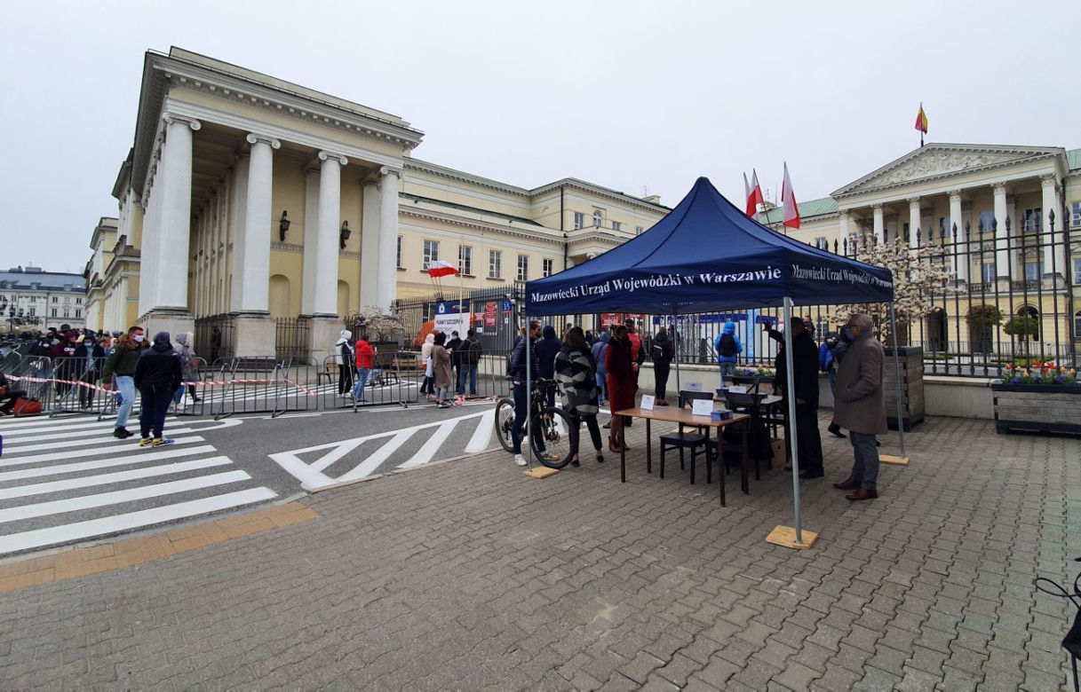 Gigantyczna kolejka do szczepień bez rejestracji. Plac Bankowy