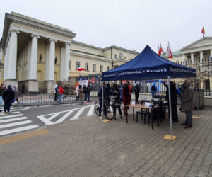 Gigantyczna kolejka do szczepień bez rejestracji. Plac Bankowy