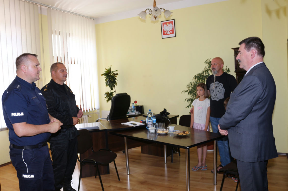 Ruszył na pomoc topiącym się w jeziorze Chomiąskim. Uratował dwie osoby 