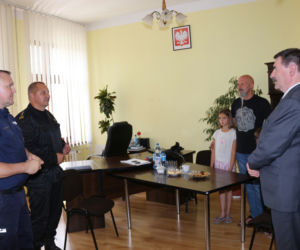 Ruszył na pomoc topiącym się w jeziorze Chomiąskim. Uratował dwie osoby 