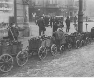 Sprzedaż uliczna węgla na ul. Mickiewicza w Katowicach. Rok 1932