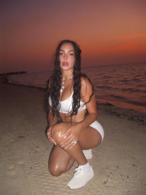 Narzeczona Cristiano Ronaldo w skąpym stroju biegała po plaży