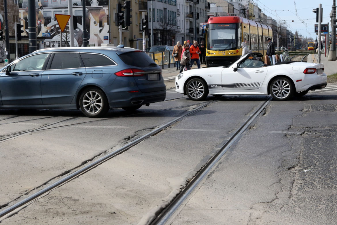 Ulice w Warszawie jak szwajcarski ser. Pełno dziur!