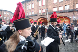 Barbórka 2025. Pobudka górnicza na Nikiszowcu w wykonaniu Orkiestry Wieczorek