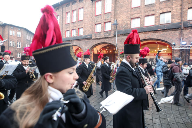 Barbórka 2025. Pobudka górnicza na Nikiszowcu w wykonaniu Orkiestry Wieczorek