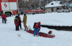 Jak uratować człowieka, gdy załamie się pod nim lód? Strażacy ćwiczyli różne scenariusze