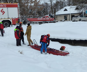 Jak uratować człowieka, gdy załamie się pod nim lód? Strażacy ćwiczyli różne scenariusze