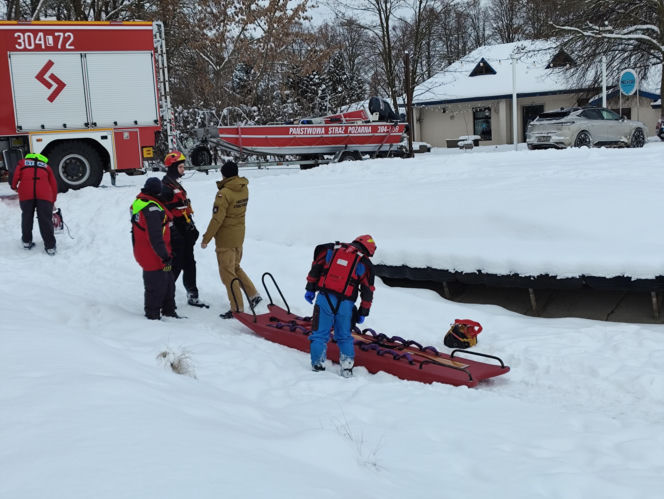 Jak uratować człowieka, gdy załamie się pod nim lód? Strażacy ćwiczyli różne scenariusze
