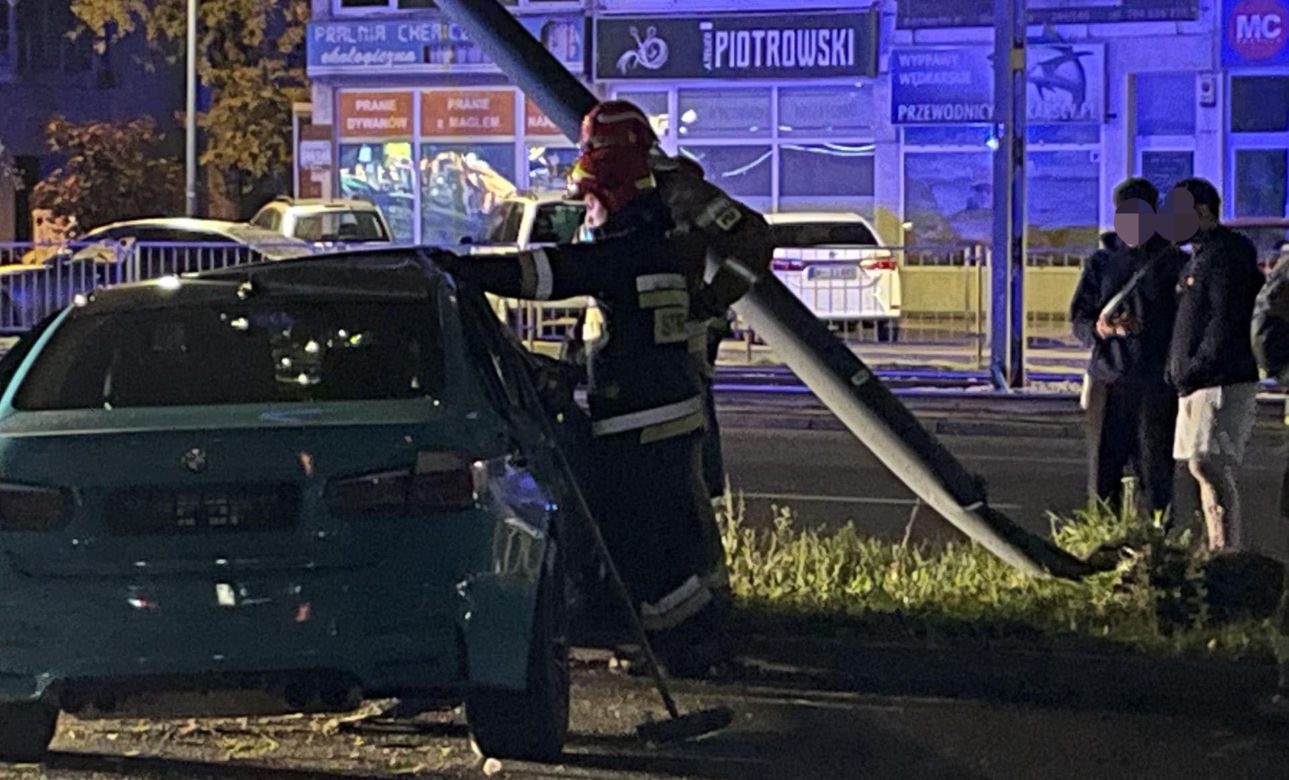 Nocna makabra na ulicach Warszawy. BMW ścięło latarnie. Egipskie ciemności na Grochowskiej