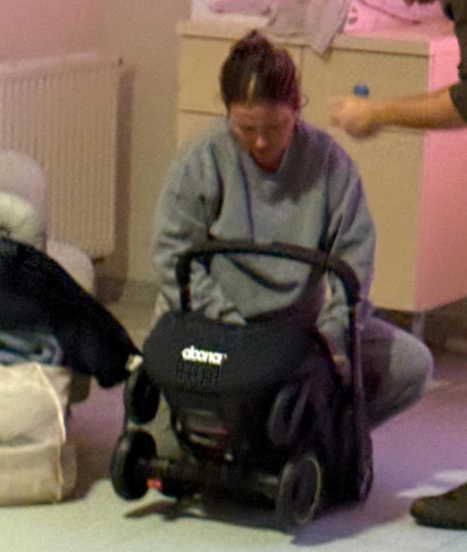 Olga Frycz wychodzi z dzieckiem ze szpitala