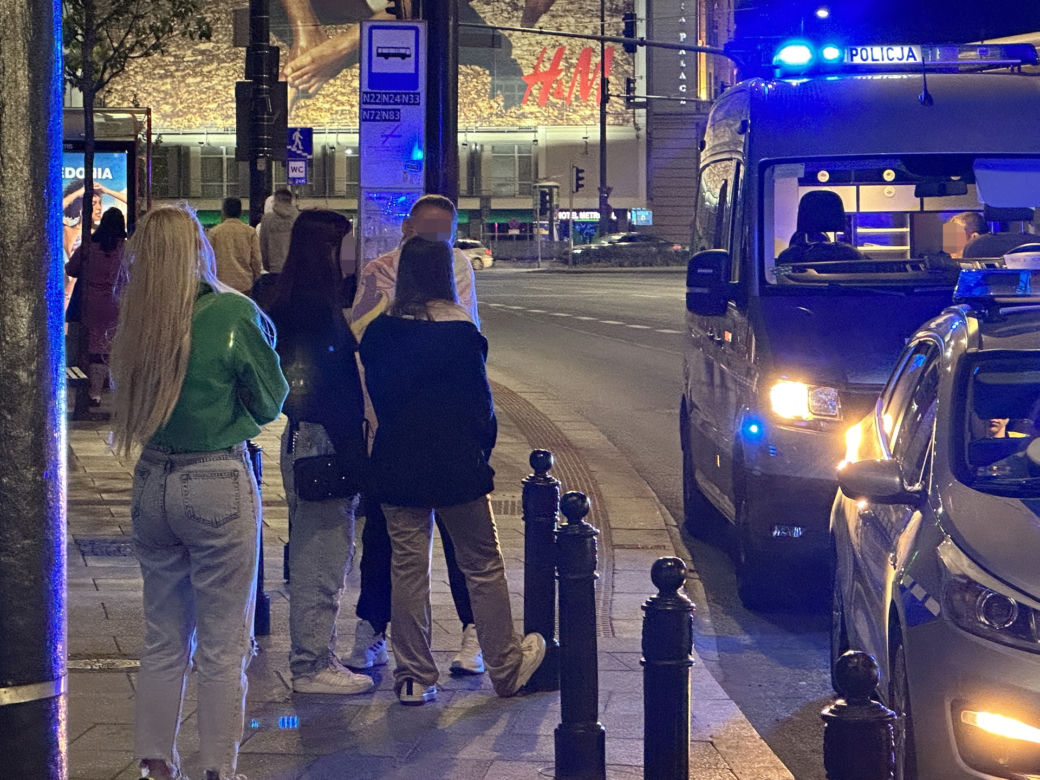 Z impetem huknęła hulajnogą w staruszkę w centrum Warszawy. 15-latka uciekła, złapała ją policja