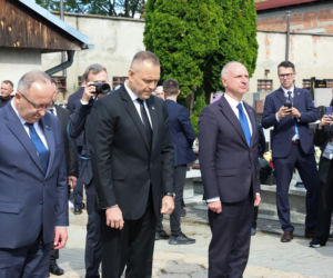 Szok po tragedii w Łodzi. Dziesięć malutkich trumienek na pogrzebie. Tego widoku nie da się wyrzucić z głowy