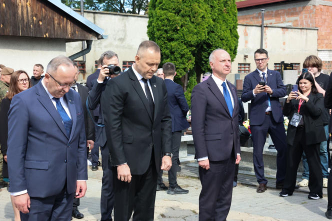 Szok po tragedii w Łodzi. Dziesięć malutkich trumienek na pogrzebie. Tego widoku nie da się wyrzucić z głowy
