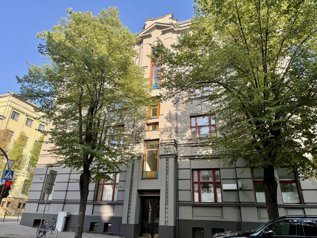 Kamienica z 1929 roku zaprojektowana przez Edmundasa Alfonsasa Frykasa, znajduje się w niej Muzeum Art Deco w Kownie