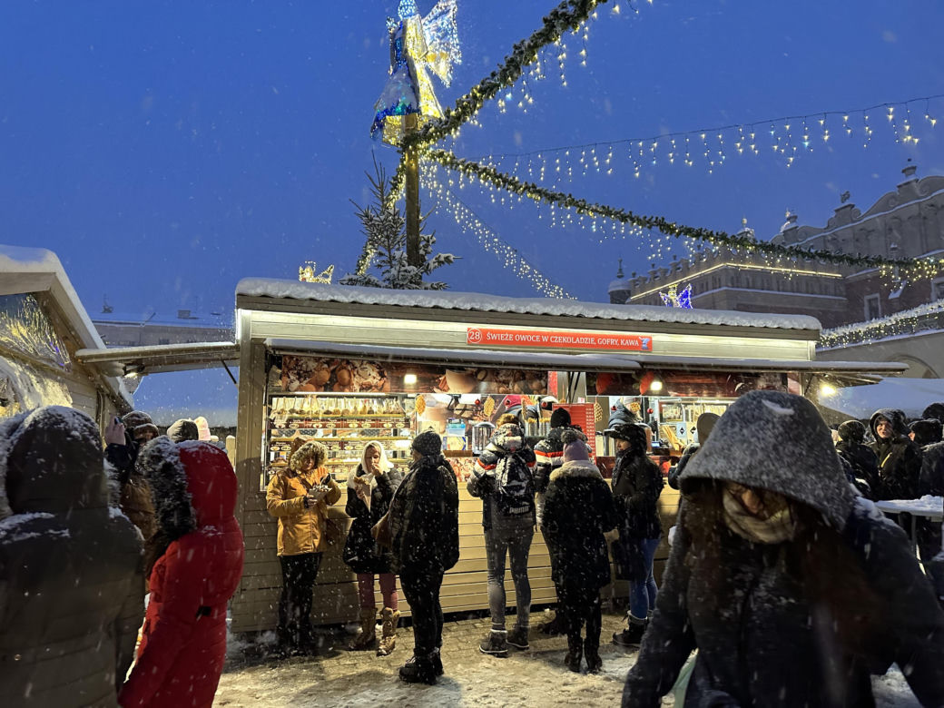 Choinka rozbłysła na Rynku Głównym. Tak wygląda Kraków w zimowej scenerii! 