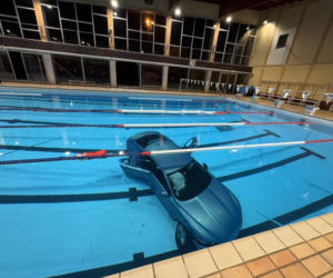  38-latka wjechała autem do basenu na krytej pływalni. W pojeździe była jej 5-letnia córka