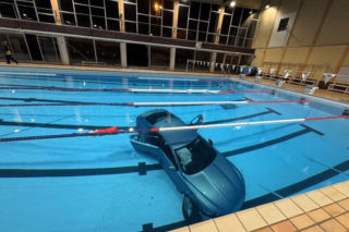  38-latka wjechała autem do basenu na krytej pływalni. W pojeździe była jej 5-letnia córka