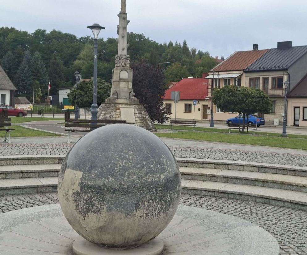 Duża, gładka kamienna kula na tle rynku w Kunowie. O historii lokalnego kamieniarstwa przeczytasz na Eska Starachowice.